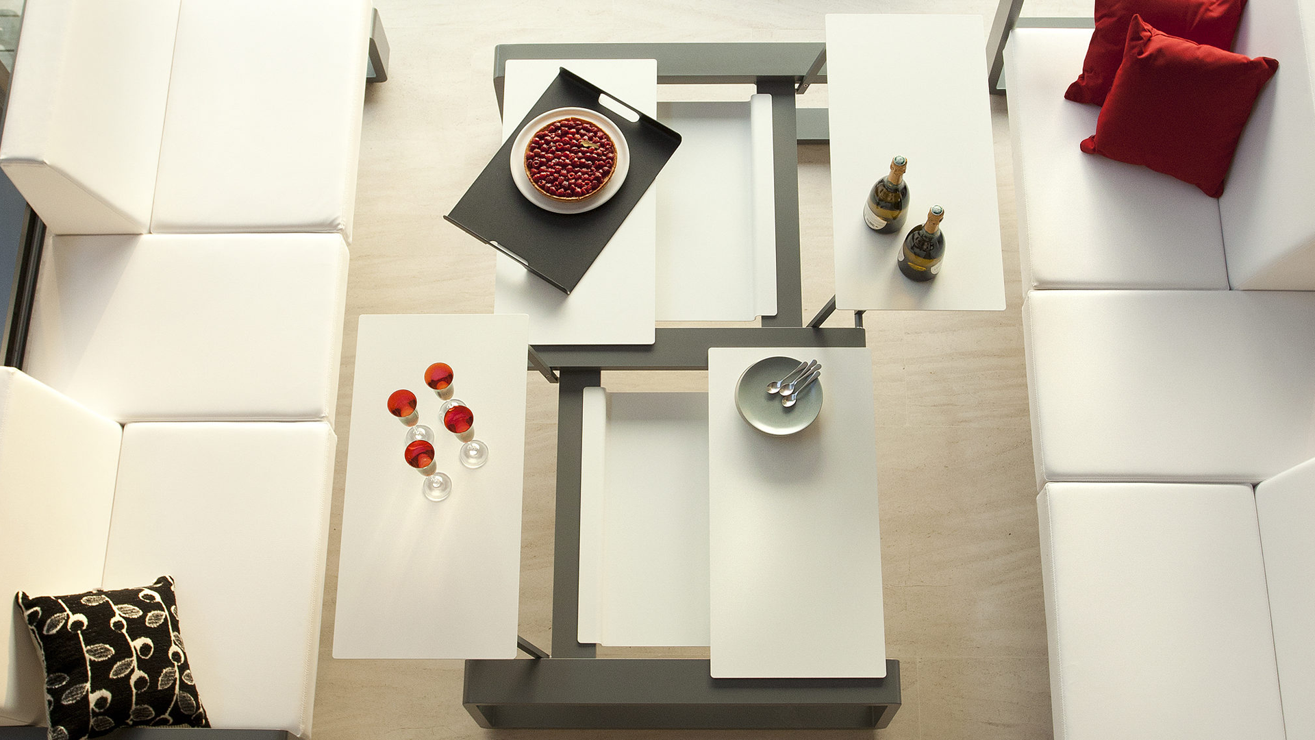dyvan_x_2_gris_metal-vinyle_blanc_table_quattro_gris_metal-blanc_kama_4_ego_paris-e1504167631815