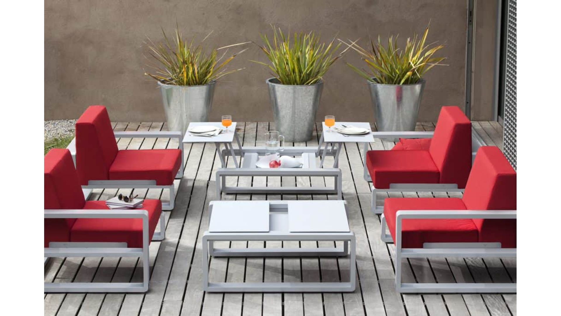 fauteuil_club_x_4_argent-cerise_petite_table_modulable_x_2_argent_kama_1_ego_paris_bbfa1558-8533-41db-a653-1760b4eea2f3-1024x684